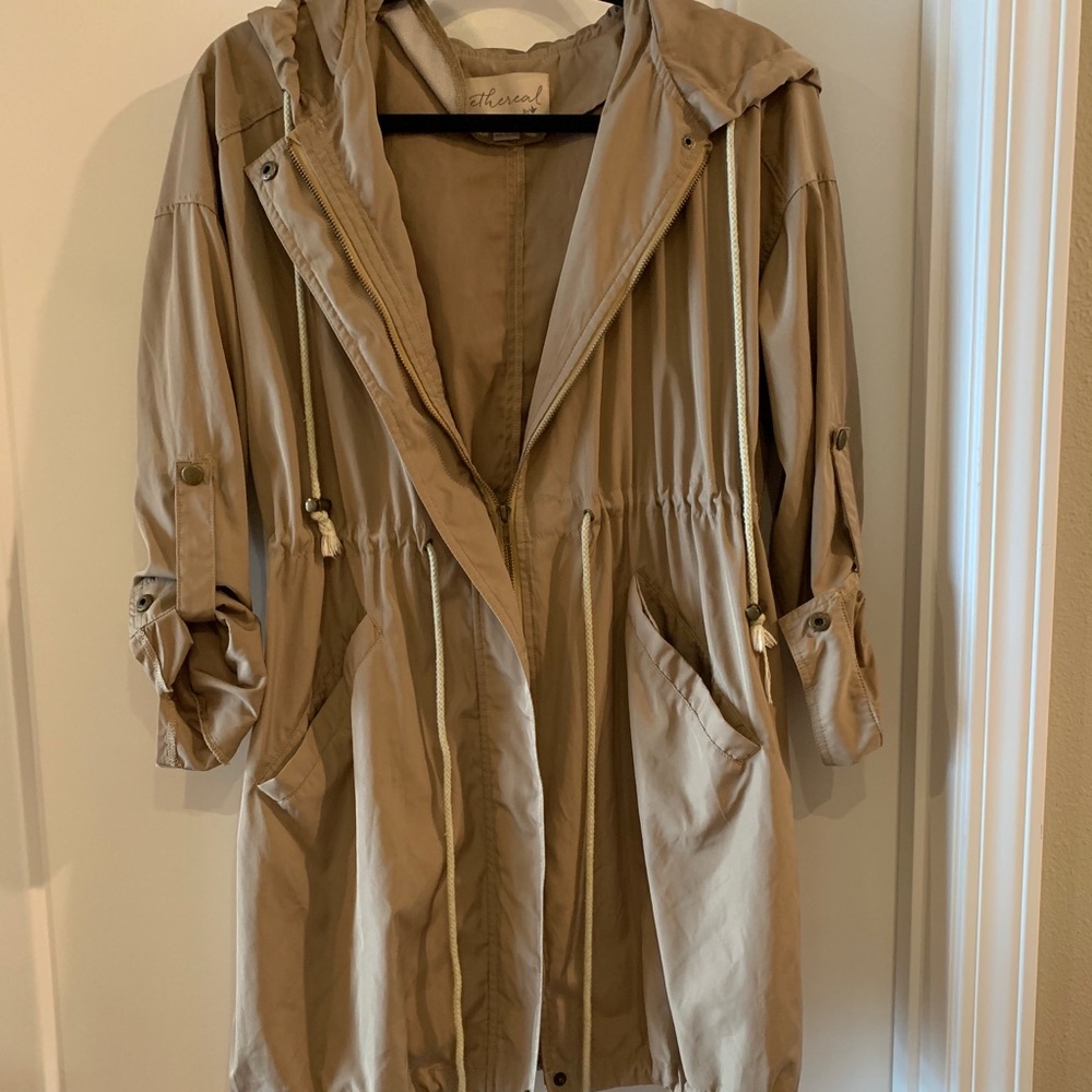 Lightweight windbreaker style jacket